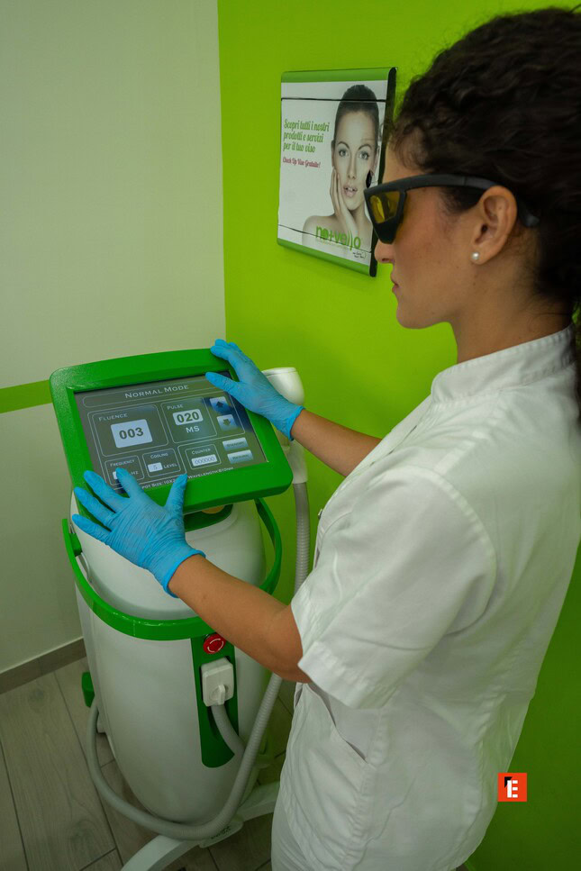 operatrice usa laser estetico in clinica moderna
