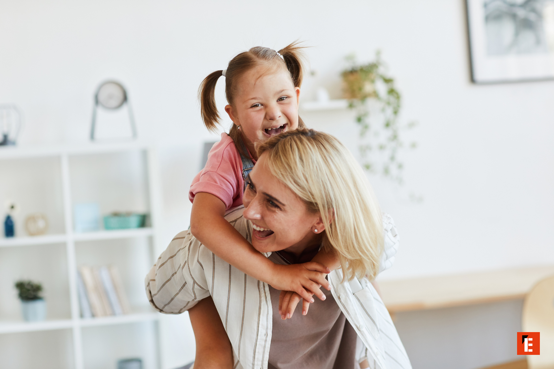 mère et fille riant en intérieur lumineux