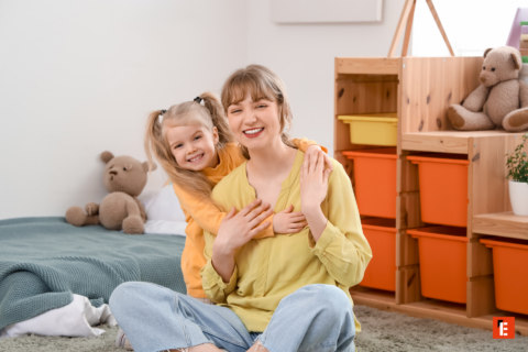 sourires et tendresse : mère et fille enlacées
