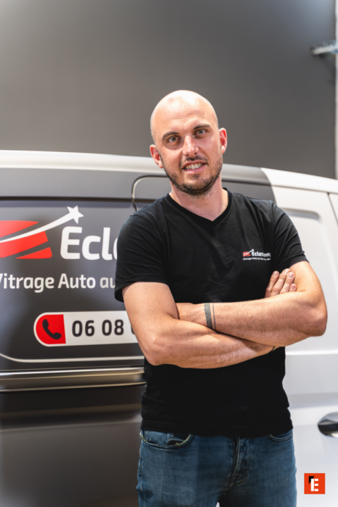 specjalista naprawy szyb samochodowych przy busie