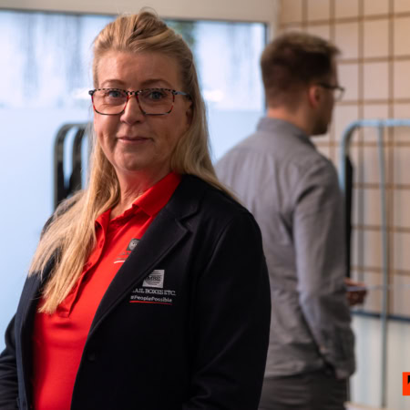 porträt: mitarbeiterin von mail boxes etc. im versandbüro