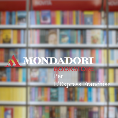logo mondadori bookstore su libreria sfocata