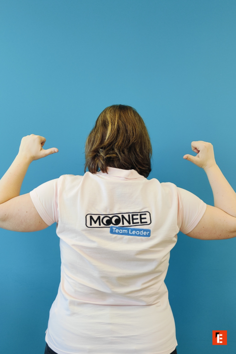 responsable dÉquipe moonee en polo rose
