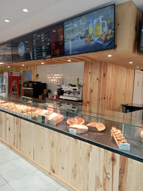 mostrador de comida para llevar: pizzas y croquetas