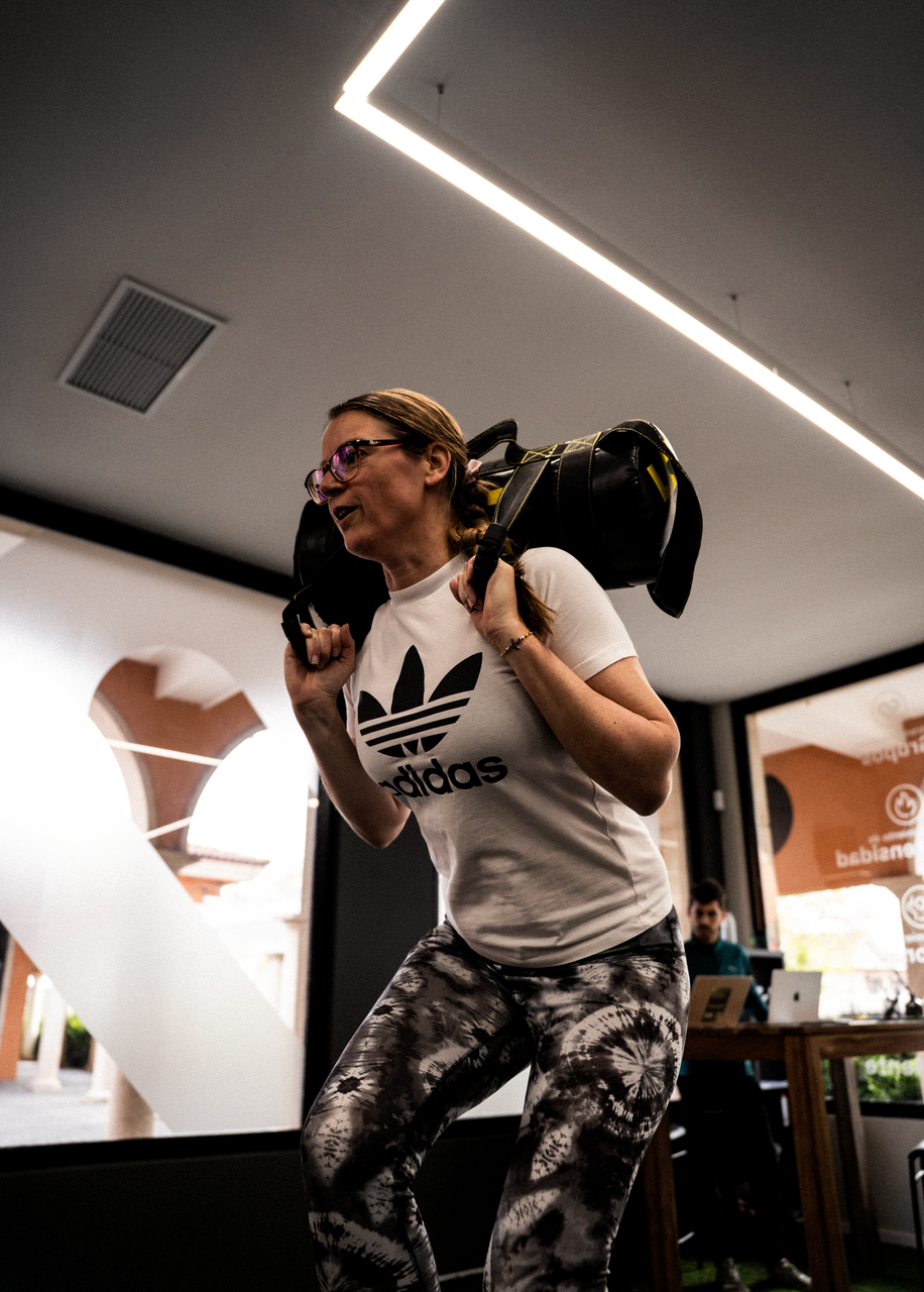 mujer con bolsa adidas en movimiento