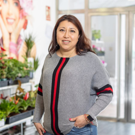 retrato de mujer en tienda de plantas
