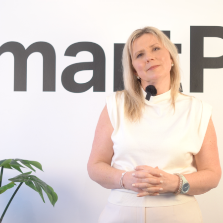 presentadora profesional frente al logo smartpa