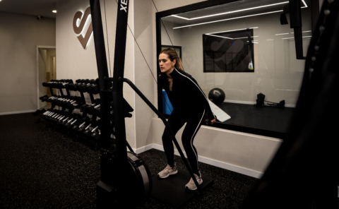 entrenamiento en poleas: mujer en gimnasio estudio