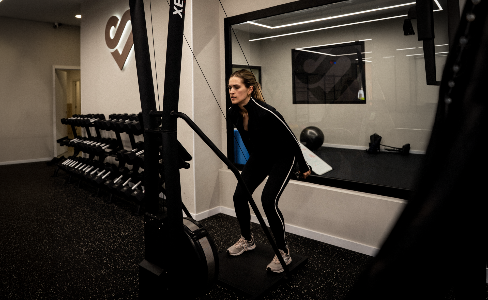 entrenamiento en poleas: mujer en gimnasio estudio