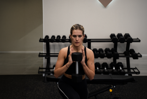 entrenamiento de fuerza: mujer con mancuerna