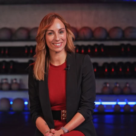 entrevista a mujer sonriente en gimnasio profesional