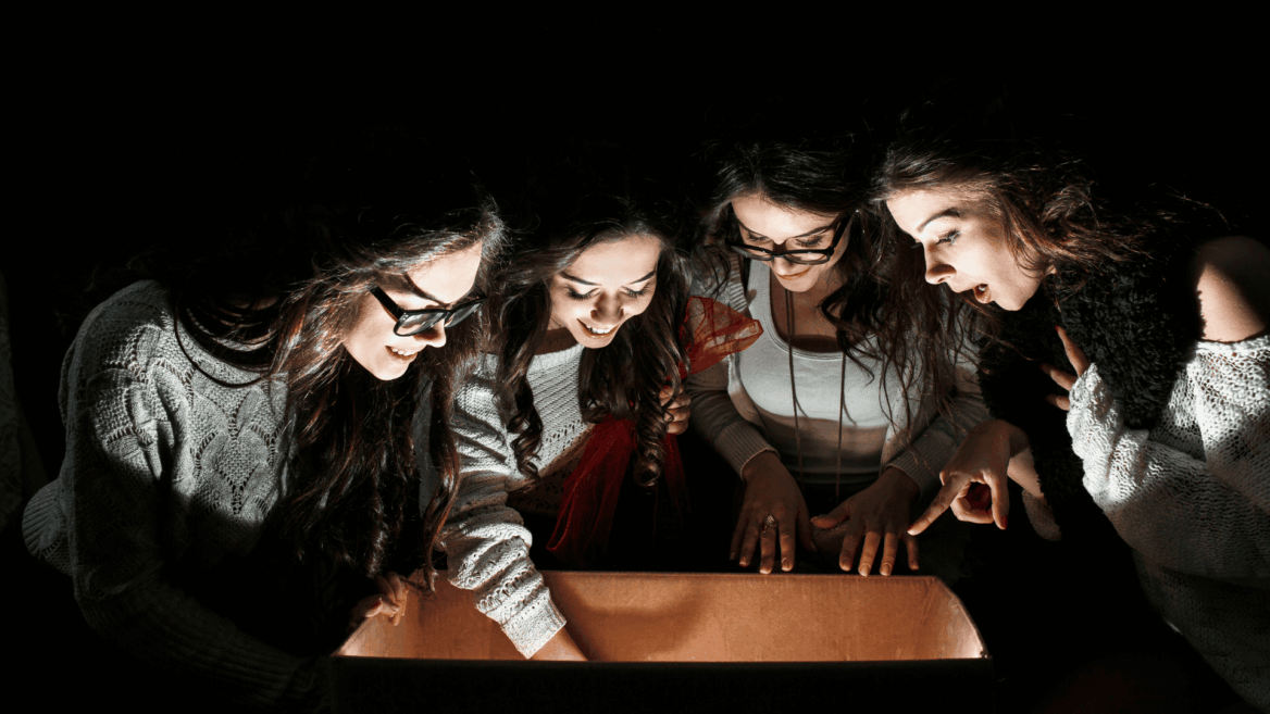 cuatro amigas, una caja de luz