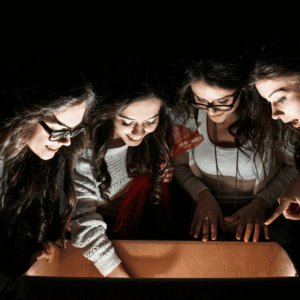 cuatro amigas, una caja de luz