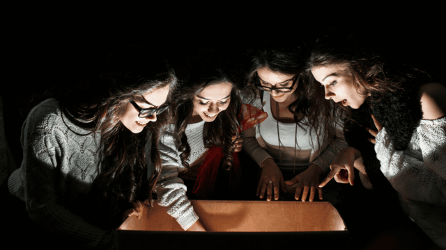 cuatro amigas, una caja de luz