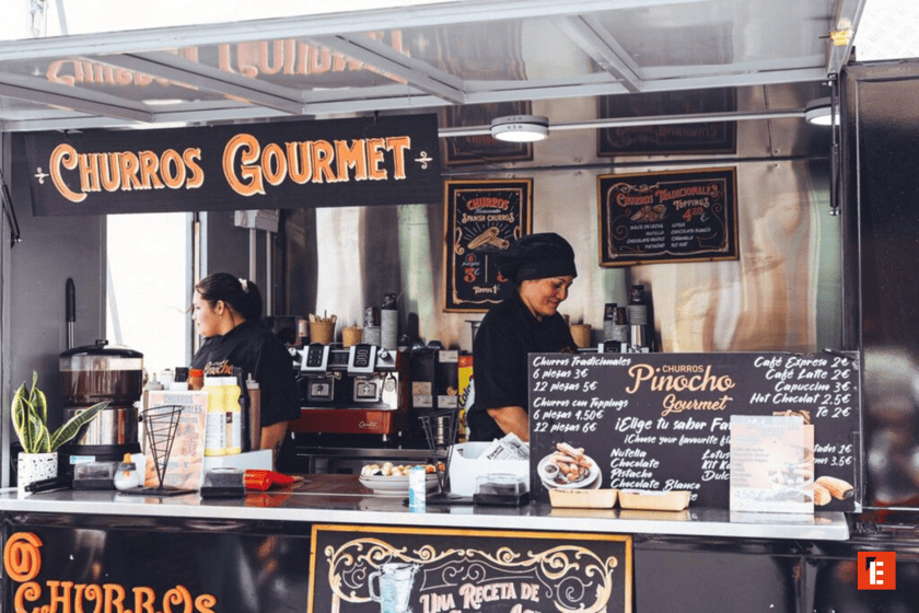 mujeres en food truck de venta de churros