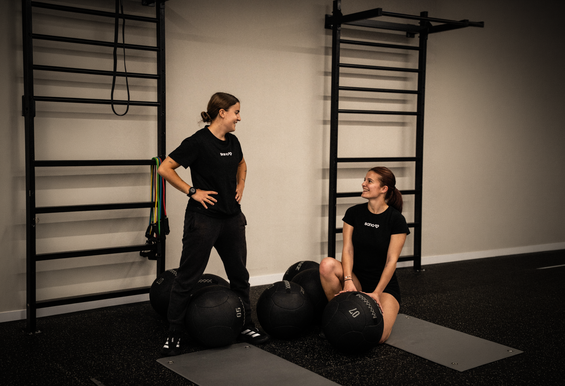 compañerismo y entrenamiento en gimnasio funcional