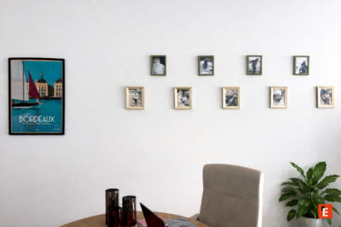 coin bureau minimaliste avec affiche bordeaux et photos