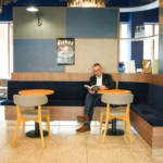 rincón de lectura en lobby con sofá azul