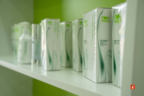 packaging skincare not velho su sfondo verde lime