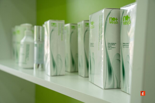 packaging skincare not velho su sfondo verde lime