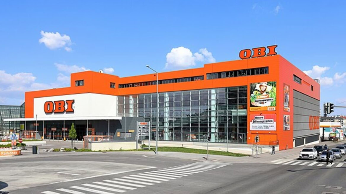 negozio obi arancione con facciata vetrata