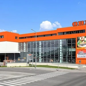 negozio obi arancione con facciata vetrata