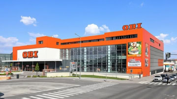 negozio obi arancione con facciata vetrata