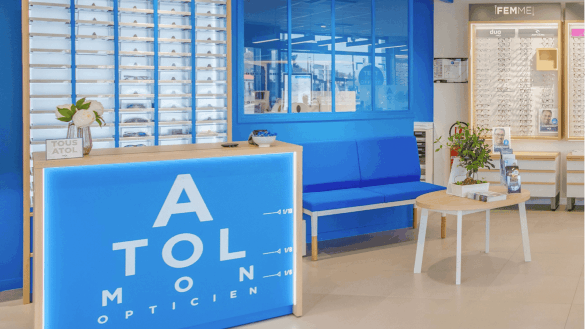 boutique doptique bleue moderne et accueillante