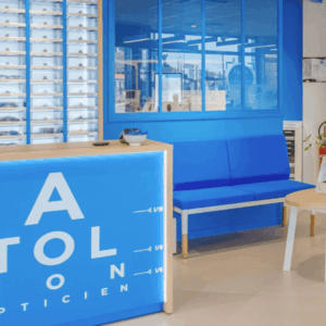 boutique doptique bleue moderne et accueillante