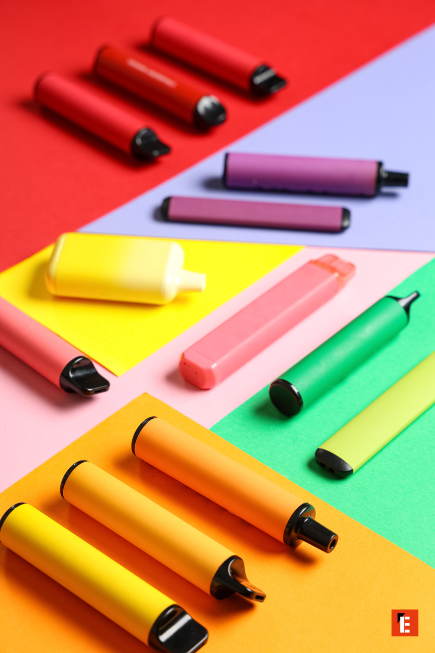 capsules colorées sur fond graphique multicolore