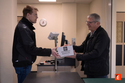 paketübergabe am schalter im postbüro