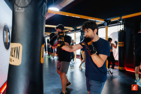 allenamento boxe di gruppo con sacchi