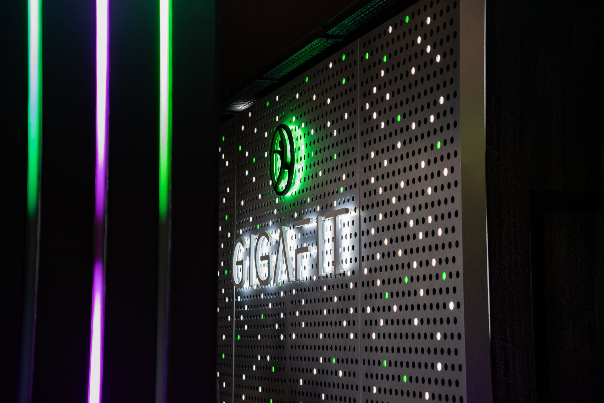 enseigne gigafit néons verts sur panneau perforé