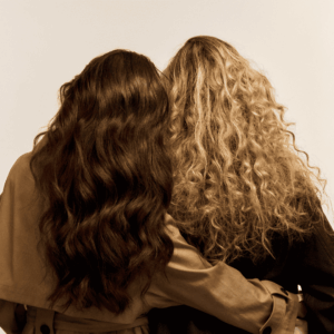 abrazo Íntimo de pareja, cabellos contrastantes