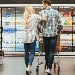 pareja en supermercado con carrito de compras
