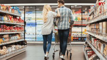pareja en supermercado con carrito de compras