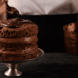 pastel de chocolate artesanal glaseado a mano