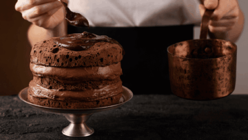 pastel de chocolate artesanal glaseado a mano