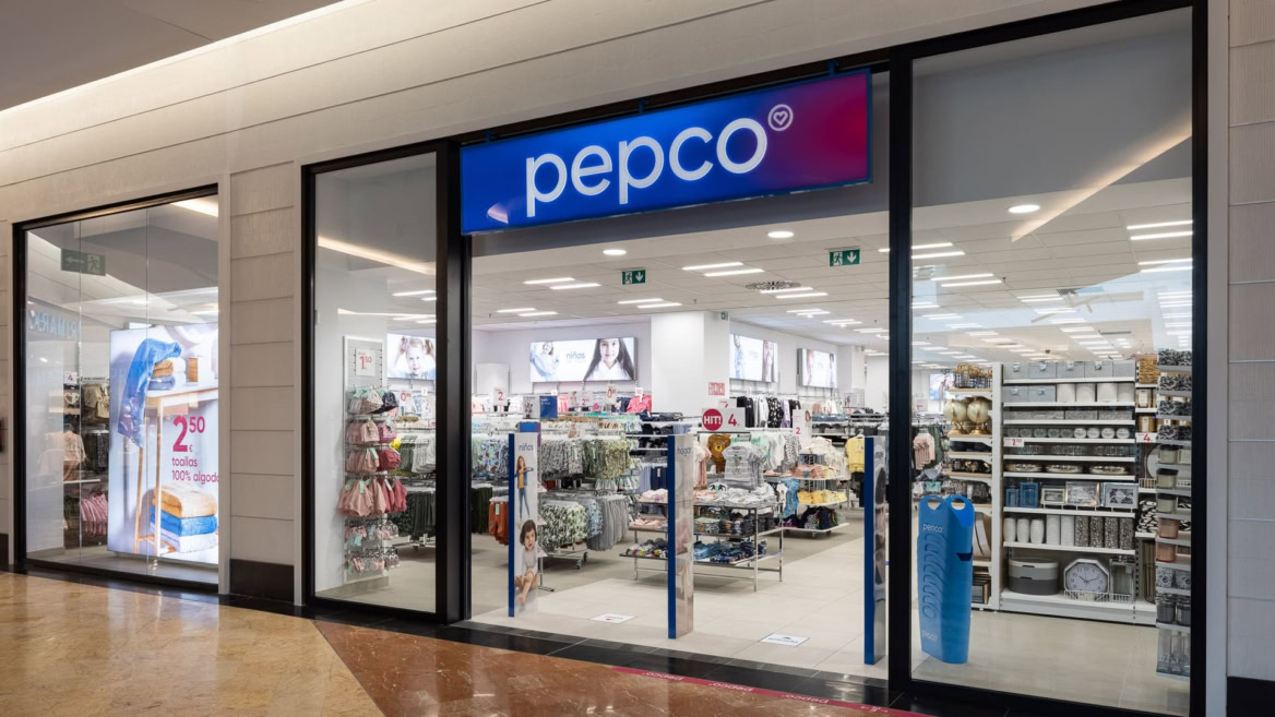 wnętrze pepco z dziecięcą odzieżą i artykułami domowymi