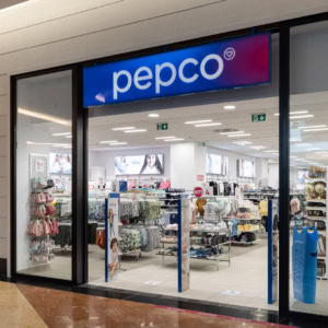 wnętrze pepco z dziecięcą odzieżą i artykułami domowymi