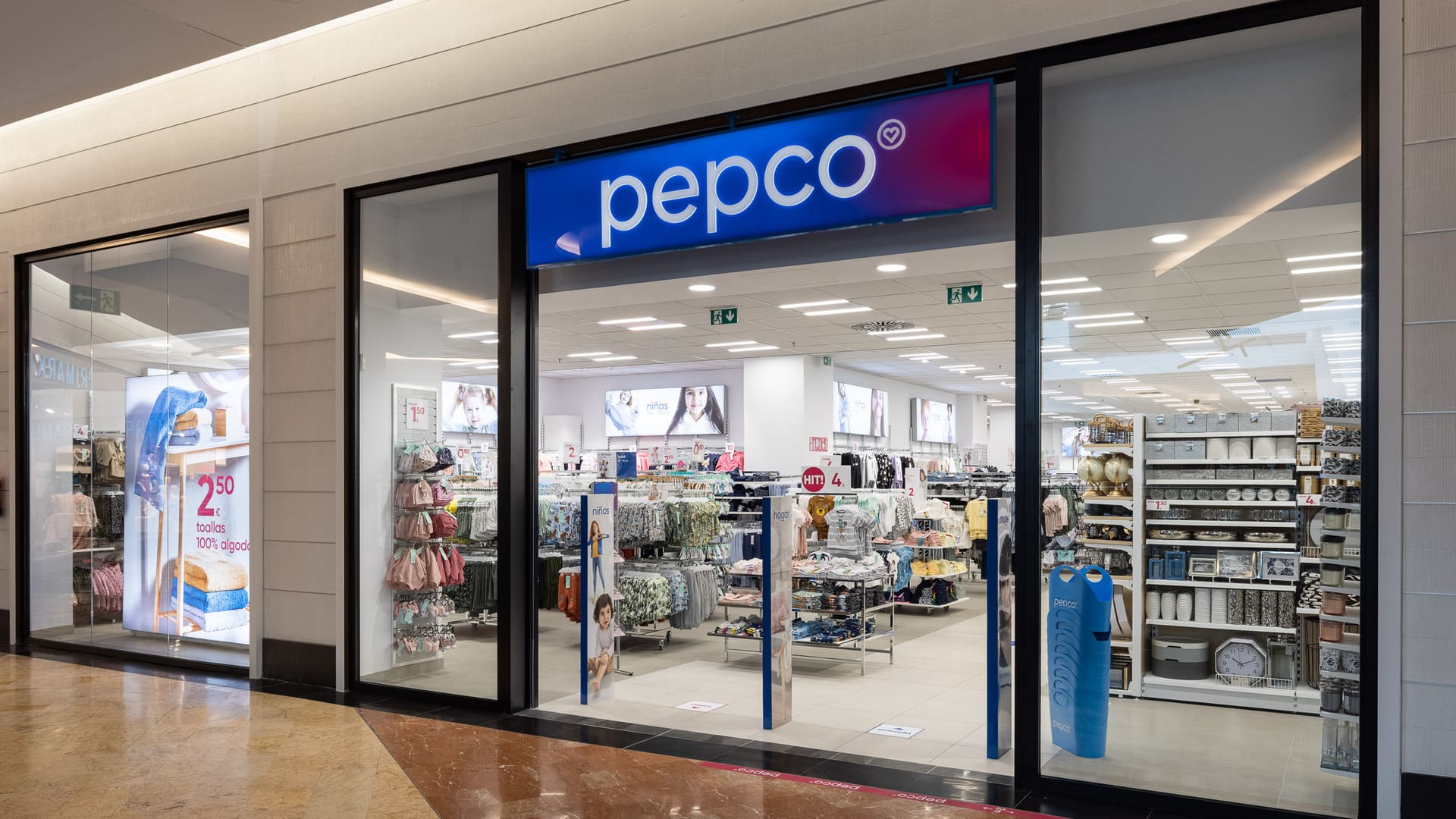 wnętrze pepco z dziecięcą odzieżą i artykułami domowymi