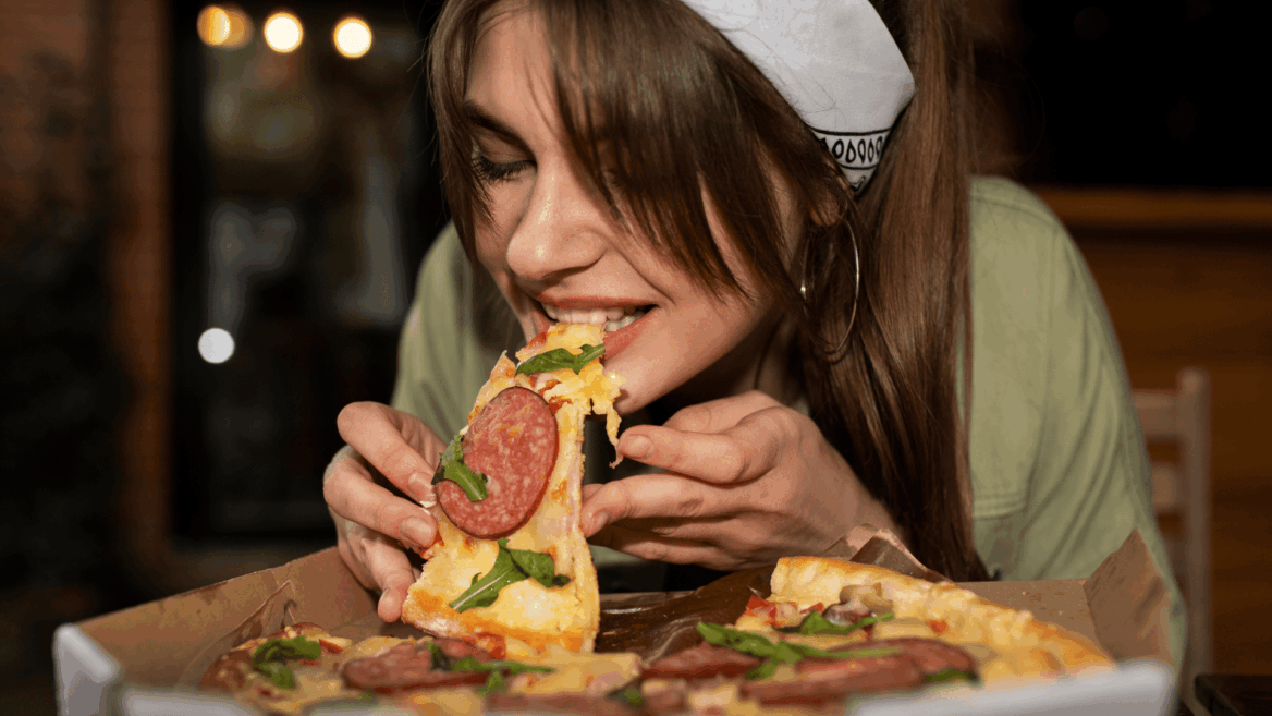 disfrutando pizza con queso fundido y rúcula