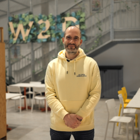 portrait dhomme en pull jaune dans espace coworking