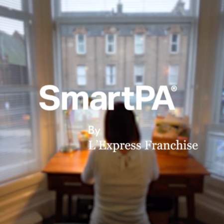 smartpa : bureau à domicile près dune baie vitrée