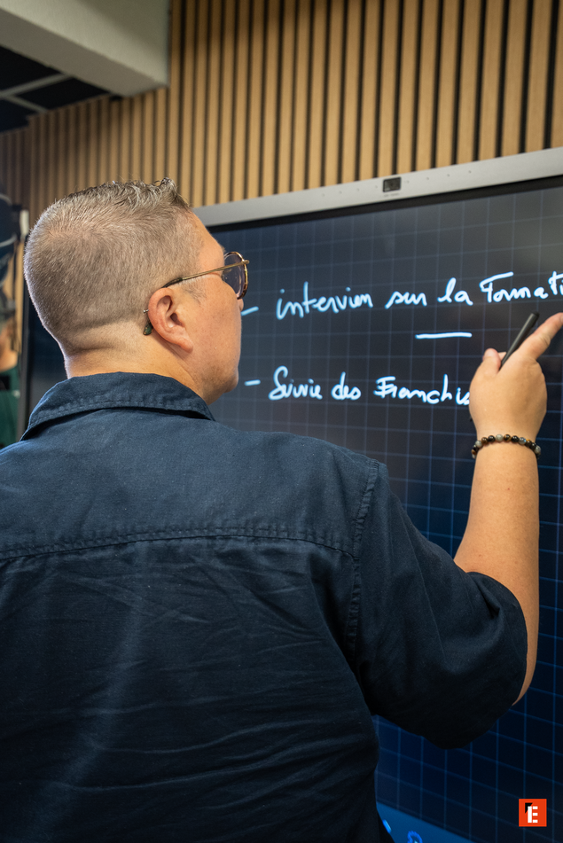 formateur utilisant tableau numérique et stylet