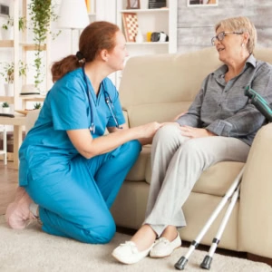 herzliche hauspflege: pflegekraft im gespräch mit seniorin