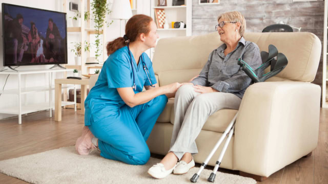 herzliche hauspflege: pflegekraft im gespräch mit seniorin