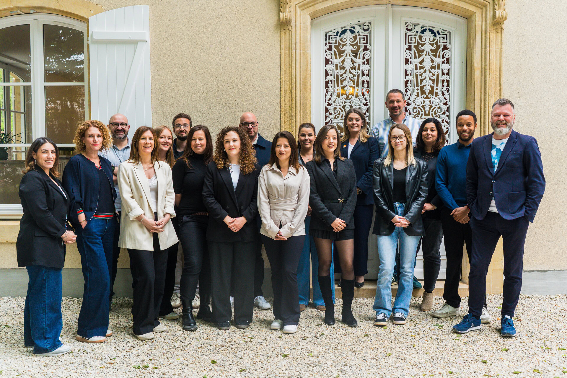 Équipe professionnelle devant façade Élégante