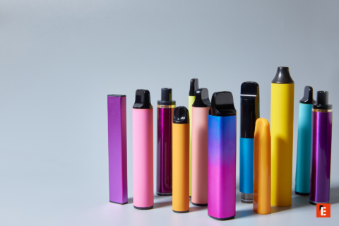 vapoteuses jetables multicolores alignées en studio