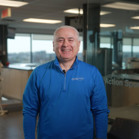 physiothérapeute sportif souriant en clinique